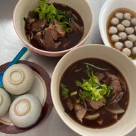 ก๋วยเตี๋ยวเนื้อตุ๋น-หมูตุ๋นบางกรวย