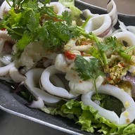 GOOD TIMES กะเพราหนวดหมึก ลูกชิ้นปลาระเบิด