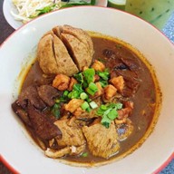 ก๋วยเตี๋ยวลูกชิ้นยักษ์ลพบุรี(แม่ศรี)