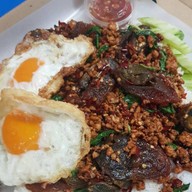 อิ่มจังทำเอง กะเพราถาด (เจ้าเดิมย้ายมาจากสาทรซอย 2) ตึก SV tower พระราม 3 ศูนย์อาหารชั้น LG รับอาหารที่ร้านข้าวแกงแม่ปุ้ย