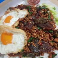 อิ่มจังทำเอง กะเพราถาด (เจ้าเดิมย้ายมาจากสาทรซอย 2) ตึก SV tower พระราม 3 ศูนย์อาหารชั้น LG รับอาหารที่ร้านข้าวแกงแม่ปุ้ย