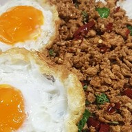 อิ่มจังทำเอง กะเพราถาด (เจ้าเดิมย้ายมาจากสาทรซอย 2) ตึก SV tower พระราม 3 ศูนย์อาหารชั้น LG รับอาหารที่ร้านข้าวแกงแม่ปุ้ย