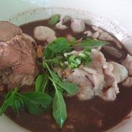 เมนูของร้าน ก๋วยเตี๋ยวเรือแซ่บน้ำตาซึมลำพูน