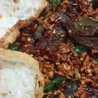 อิ่มจังทำเอง กะเพราถาด (เจ้าเดิมย้ายมาจากสาทรซอย 2) ตึก SV tower พระราม 3 ศูนย์อาหารชั้น LG รับอาหารที่ร้านข้าวแกงแม่ปุ้ย