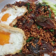 อิ่มจังทำเอง กะเพราถาด (เจ้าเดิมย้ายมาจากสาทรซอย 2) ตึก SV tower พระราม 3 ศูนย์อาหารชั้น LG รับอาหารที่ร้านข้าวแกงแม่ปุ้ย