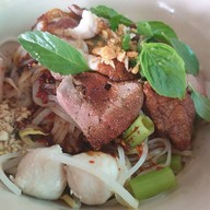 เมนูของร้าน ก๋วยเตี๋ยวเรือแซ่บน้ำตาซึมลำพูน