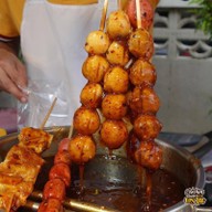 ลูกชิ้นย่าง ขนมเบื้อง ใต้สะพานลอยปากทางวัดไทร ไม้ละ15บาท ทุกอย่าง