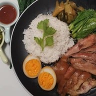 ข้าวขาหมูสีลม กับ กะเพราขาหมูโครตอร่อย ท่าข้าม28