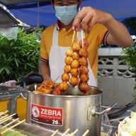 ลูกชิ้นย่าง ขนมเบื้อง ใต้สะพานลอยปากทางวัดไทร ไม้ละ15บาท ทุกอย่าง