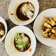 เมนูของร้าน ก๋วยเตี๋ยวเรือป๋ายักษ์