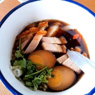 เมนูของร้าน ปัญ หมูกรอบ หมูแดง กาญจนบุรี