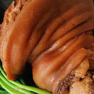 ข้าวขาหมูสีลม กับ กะเพราขาหมูโครตอร่อย ท่าข้าม28