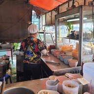 บรรยากาศ ไทเฮาเย็นตาโฟ สูตรเด็ดไม่ต้องปรุง หมูแดง หมูกรอบ สุกี้ หอยทอด ตามสั่ง กาญจนาภิเษก