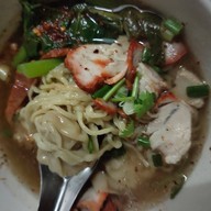 เมนูของร้าน ชายสี่ บะหมี่เกี๊ยว ตลาดสุวรรณเกลียวทอง(นครหลวง)