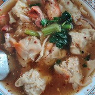 เมนูของร้าน ชายสี่ บะหมี่เกี๊ยว ตลาดสุวรรณเกลียวทอง(นครหลวง)