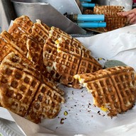 เมนูของร้าน ขนมโล่วเทงก้วย (ขนมรังผึ้งกรอบ) หน้าร้านศรีทองโอสถ 