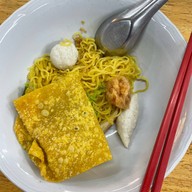 เมนูของร้าน เต็งไต๋ใช้ฮวด (ก๋วยเตี๋ยว ลูกชิ้นปลา ลูกชิ้นกุ้ง เย็นตาโฟ) บางจาก