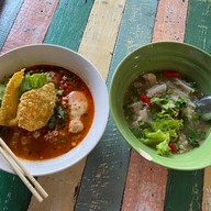 ร้านป้าเล็กกล้วยทอด  ขายทุกอย่างค่ะ ร้านกล้วยทอด ไข่เต่า บ้าบิ่น แซนวิช สลัด กาแฟ