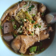 ก๋วยเตี๋ยวลูกชิ้นวังชะโอน by สี่แคว สาขารัชดา 36