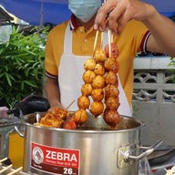 ลูกชิ้นย่าง ขนมเบื้อง ใต้สะพานลอยปากทางวัดไทร ไม้ละ15บาท ทุกอย่าง