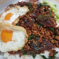 อิ่มจังทำเอง กะเพราถาด (เจ้าเดิมย้ายมาจากสาทรซอย 2) ตึก SV tower พระราม 3 ศูนย์อาหารชั้น LG รับอาหารที่ร้านข้าวแกงแม่ปุ้ย