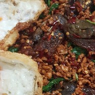 อิ่มจังทำเอง กะเพราถาด (เจ้าเดิมย้ายมาจากสาทรซอย 2) ตึก SV tower พระราม 3 ศูนย์อาหารชั้น LG รับอาหารที่ร้านข้าวแกงแม่ปุ้ย