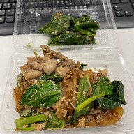 เมนูของร้าน บ.เบนซ์ ราดหน้ายอดผัก สุกี้ - สี่พระยา 🍜🌾 บางรัก