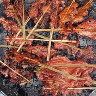 ไก่ย่างแดงและเครื่องดื่ม นนทบุรี