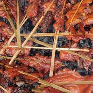 ไก่ย่างแดงและเครื่องดื่ม นนทบุรี