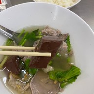 เมนูของร้าน ก๋วยเตี๋ยว ต้มเลือดหมูนายใช้ ( เจ้าเก่าลาดพร้าว71 ) แจ้งวัฒนะ