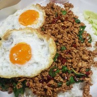 อิ่มจังทำเอง กะเพราถาด (เจ้าเดิมย้ายมาจากสาทรซอย 2) ตึก SV tower พระราม 3 ศูนย์อาหารชั้น LG รับอาหารที่ร้านข้าวแกงแม่ปุ้ย