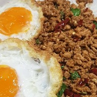 อิ่มจังทำเอง กะเพราถาด (เจ้าเดิมย้ายมาจากสาทรซอย 2) ตึก SV tower พระราม 3 ศูนย์อาหารชั้น LG รับอาหารที่ร้านข้าวแกงแม่ปุ้ย