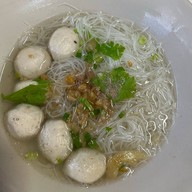 ต้นเรือน ก๋วยเตี๋ยวหมูเด้งต้มยำ กระเพราไร้น้ำมัน ตามสั่ง หมูกรอบ กาแฟ ทาวน์อินทาวน์