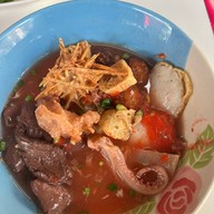 ต้นเรือน ก๋วยเตี๋ยวหมูเด้งต้มยำ กระเพราไร้น้ำมัน ตามสั่ง หมูกรอบ กาแฟ ทาวน์อินทาวน์