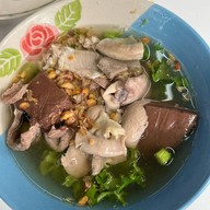 ต้นเรือน ก๋วยเตี๋ยวหมูเด้งต้มยำ กระเพราไร้น้ำมัน ตามสั่ง หมูกรอบ กาแฟ ทาวน์อินทาวน์