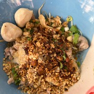 ต้นเรือน ก๋วยเตี๋ยวหมูเด้งต้มยำ กระเพราไร้น้ำมัน ตามสั่ง หมูกรอบ กาแฟ ทาวน์อินทาวน์