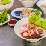 เมนูของร้าน ช้อนทองกอบัว ก๋วยเตี๋ยวลูกชิ้นหมู