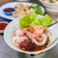 เมนูของร้าน ช้อนทองกอบัว ก๋วยเตี๋ยวลูกชิ้นหมู