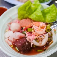 เมนูของร้าน ช้อนทองกอบัว ก๋วยเตี๋ยวลูกชิ้นหมู