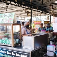 หน้าร้าน ช้อนทองกอบัว ก๋วยเตี๋ยวลูกชิ้นหมู
