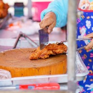 บรรยากาศ ไก่ทอดหาดใหญ่ สี่แยกวุ่นวาย