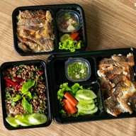 เมนูของร้าน แมน คิทเช่น ข้าวปลาแกะ อาหารตามสั่ง