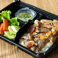 เมนูของร้าน แมน คิทเช่น ข้าวปลาแกะ อาหารตามสั่ง
