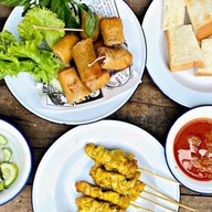 ผัดไทย สุกี้ หอยทอด (โต้รุ่ง ตลาดถนอมมิตร)