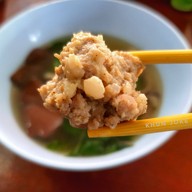 เมนูของร้าน โอชิน ต้มเลือดหมู จิงจูฉ่าย