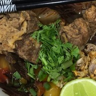 กนกอร. ข้าวมันไก่ หลังโชว์รูมรถไทร์อั้มพ์