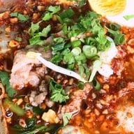 ก๋วยเตี๋ยวหลบมุม เสาธง-ปืนใหญ่