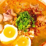 ก๋วยเตี๋ยวหลบมุม เสาธง-ปืนใหญ่