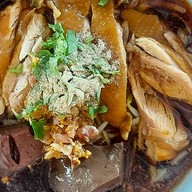 อิ่มเส้นริมโค้ง ก๋วยเตี๋ยวไก่ ข้าวซอย