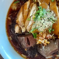 อิ่มเส้นริมโค้ง ก๋วยเตี๋ยวไก่ ข้าวซอย